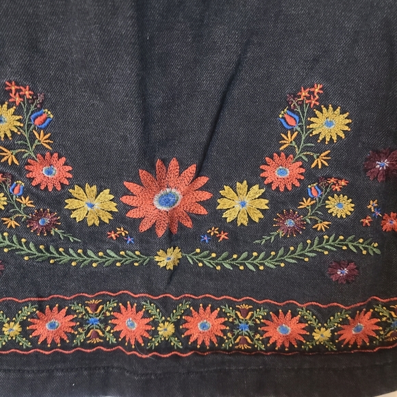 Forever 21 Embroidered Black Denim Skirt Size S - Picture 2 of 6